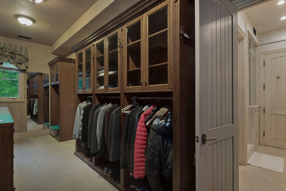 vestidor de estilo clásico con armarios de madera