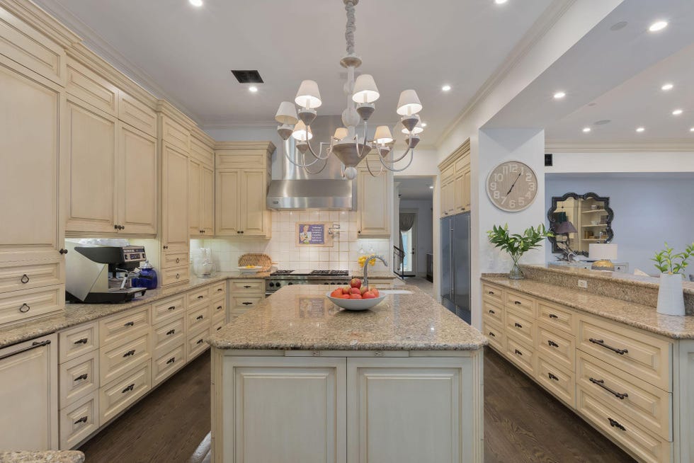 cocina abierta de estilo clásico con isla central