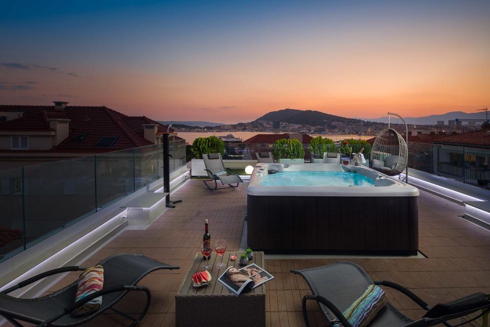 Swimming pool, Sunset, Dusk, Evening, Resort, Sunrise, Luggage and bags, Bag, Dawn, Cable, 