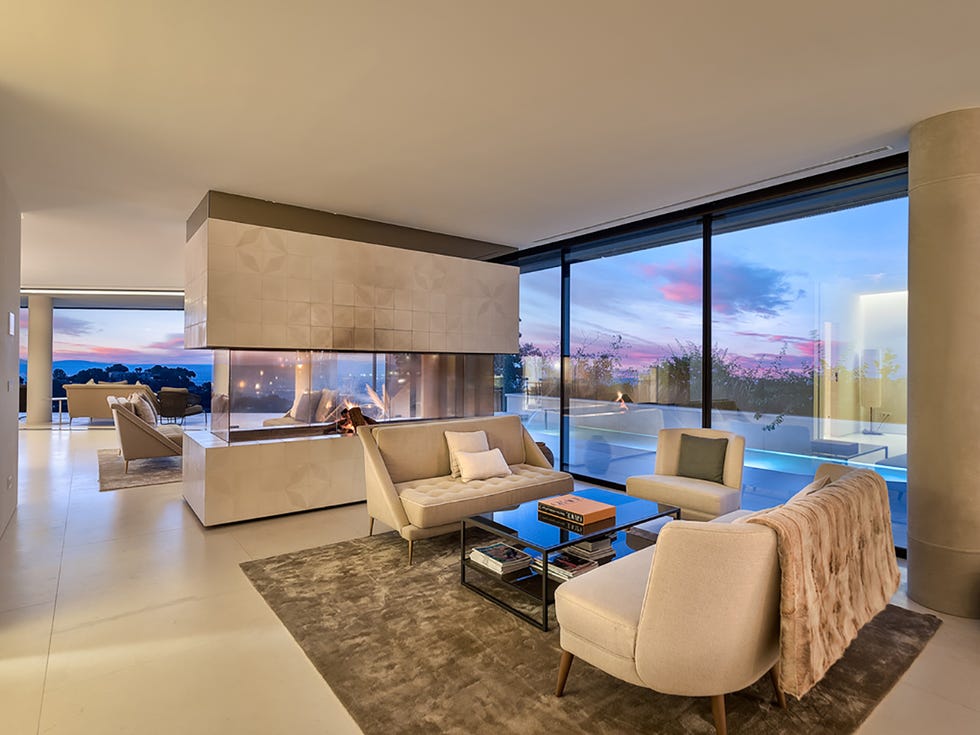 nicole kidman se aloja en esta villa de lujo en mallorca, con salones con chimeneas