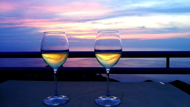 copas de vino blanco al atardecer