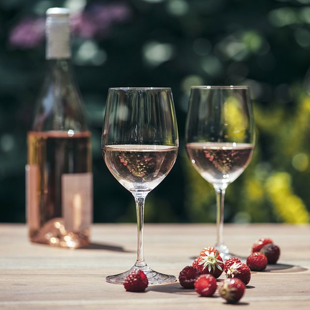 botella y copas de vino rosado