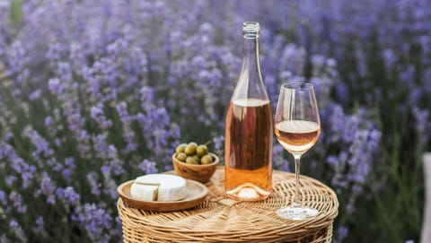vino rosado en un campo de lavanda