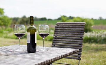 vino tinto en una mesa de madre en medio de la naturaleza