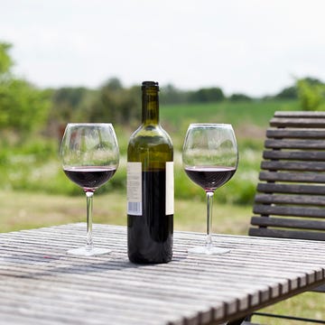 vino tinto en una mesa de madre en medio de la naturaleza vino tinto en una mesa de madre en medio de la naturaleza