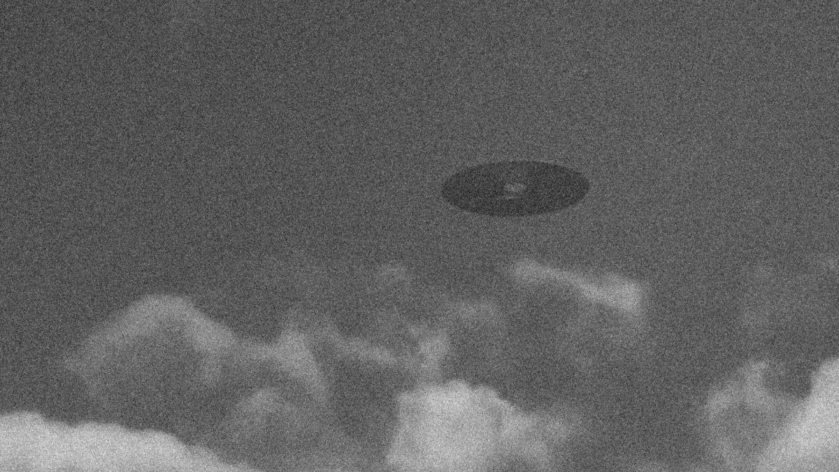 https://hips.hearstapps.com/hmg-prod/images/vintage-old-black-and-white-ufo-photo-royalty-free-image-1677115000.jpg?crop=1xw:0.84415xh;center,top&resize=1200:*