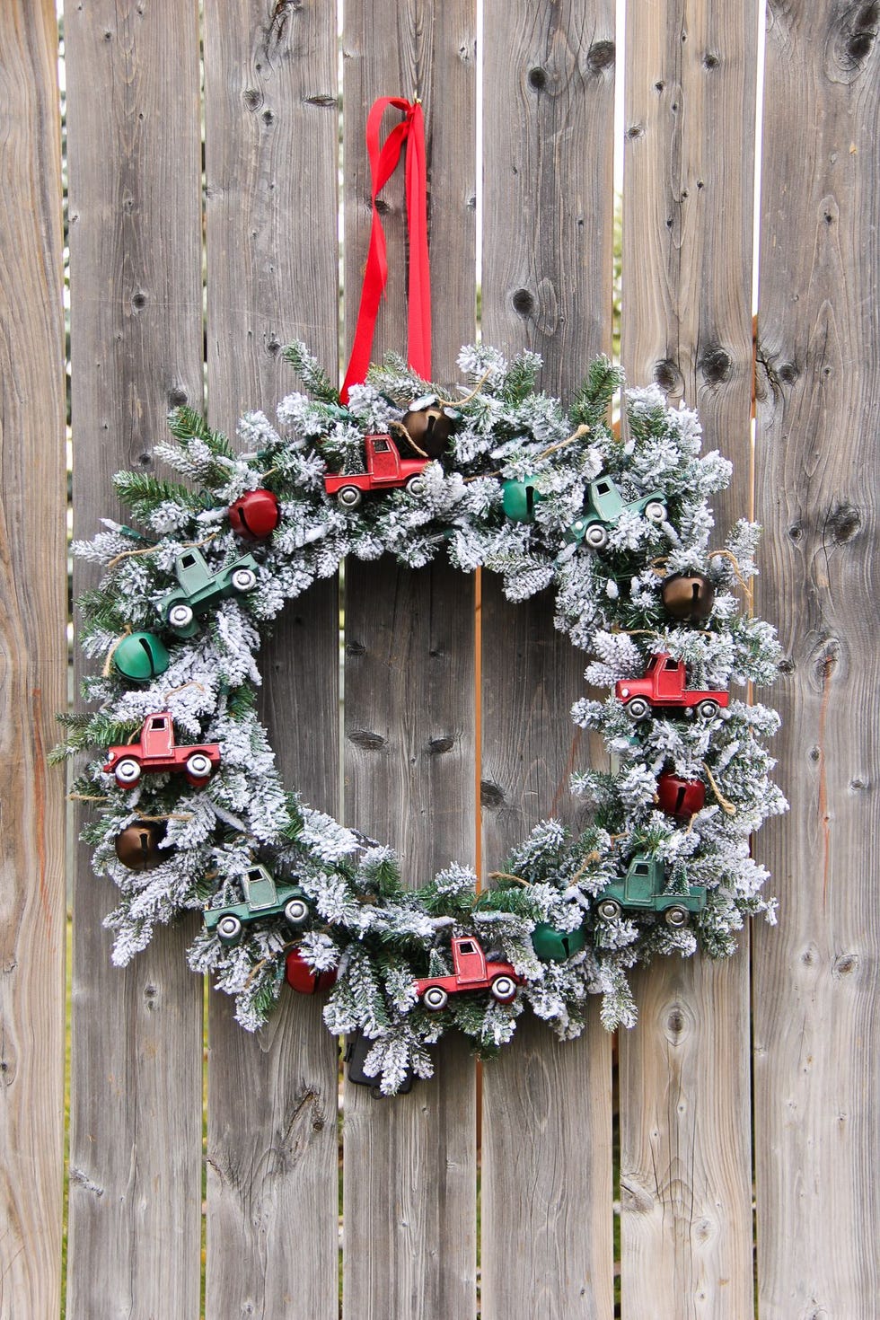 Get ready to deck the halls with these 75 DIY Christmas wreaths that are perfect for the holiday season. Whether you prefer traditional greenery, modern designs, or unique materials, there is a wreath tutorial for everyone to make their home festive and welcoming this Christmas.