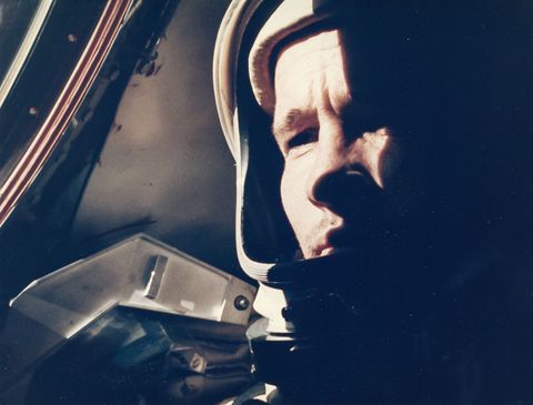 Astronaut Ed White poseert voor de eerste inflight foto die werd genomen door astronaut James McDivitt in 1965 op Gemini 4