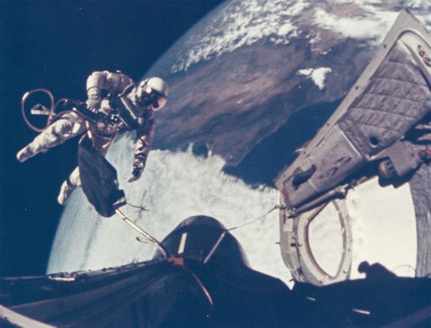 Ed White maakt de eerste Amerikaanse wandeling in de ruimte tijdens de Gemini 4 missie