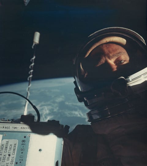 Amerikaanse astronaut Buzz Aldrin maakt de eerste selfie in de ruimte tijdens de Gemini 12 missie