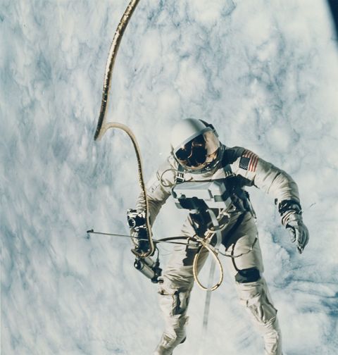 Ed White zweeft buiten de Gemini 4 in deze foto uit 1965 die werd gemaakt door astronaut James McDivitt