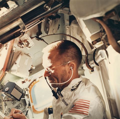 Een 70mm Hasselblad camera zweeft over de rechterhand van astronaut Walter Cunningham op de Apollo 7 Deze foto werd genomen door zijn collega Walter Schirra
