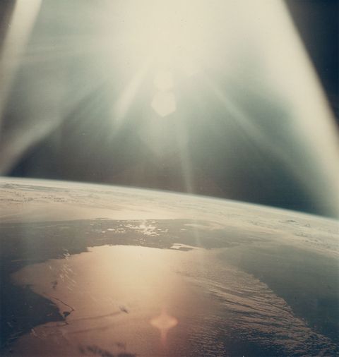 Toen ik de Hasselblad camera vasthad ontstond deze fotografische nogo een foto nemen terwijl je in de zon kijkt herinnert astronaut Walter Cunningham zich Hij nam deze foto van de Florida Peninsula aan boord van de Apollo 7 in 1968
