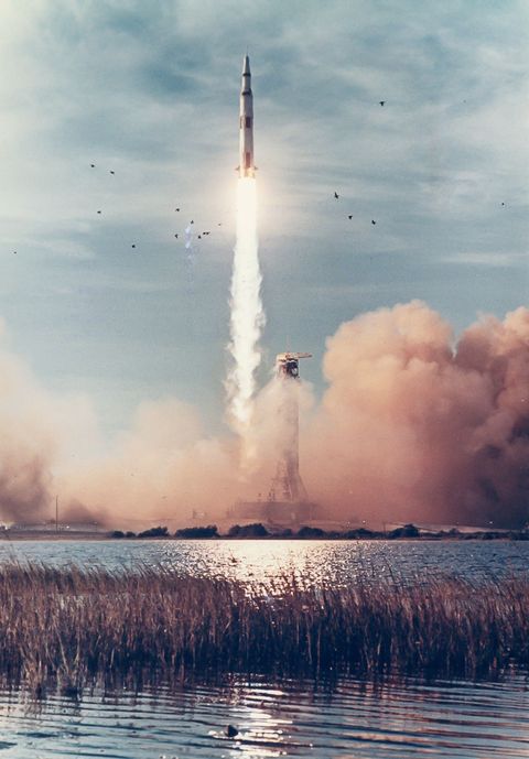 De Apollo wordt gelanceerd vanaf Cape Kennedy in Florida in 1968 Dit was de eerste bemande missie naar de maan