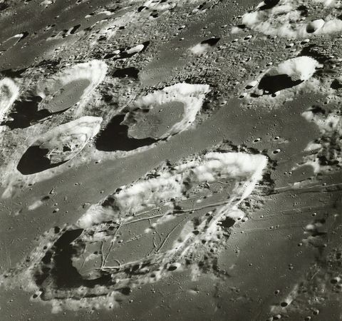De kleur van de maan lijkt op een witachtig grijs als vies strandzand met veel voetafdrukken erop zegt astronaut William Anders Hij nam deze foto aan boord van de Apollo 8