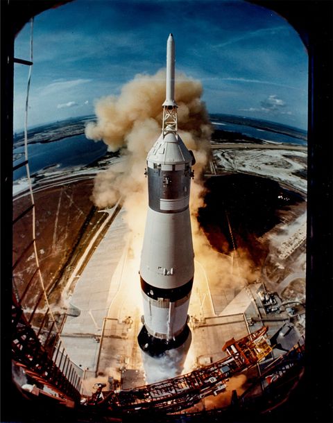 Life Magazinefotograaf Ralph Morse plaatste een camera op het lanceerplatform om deze foto te maken van de lancering van de raket met de Apollo 11 op zijn historische missie naar de maan in 1969