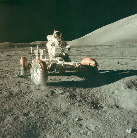 Astronaut Eugene Cernan test de maanrover op de maan Apollo 17collega Harrison Schmitt nam deze foto in 1972