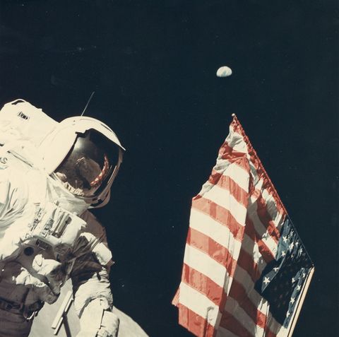 Ik wist de aarde de maan de mens en het land de Verenigde Staten allemaal op n foto te vangen zegt Eugene Cernan over deze foto die werd gemaakt in 1972 tijdens de missie van de Apollo 17
