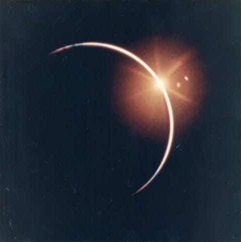 Toen de aarde klaar was met het verduisteren van de zon kon je een groot wit licht zien helemaal in het midden van de aarde dat over de ocean bewoog zegde Alan Bean op de Apollo 12 tijdens de terugtocht naar de aarde in 1969