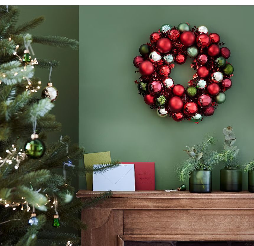 corona de navidad con bolas rojas y verdes de ikea
