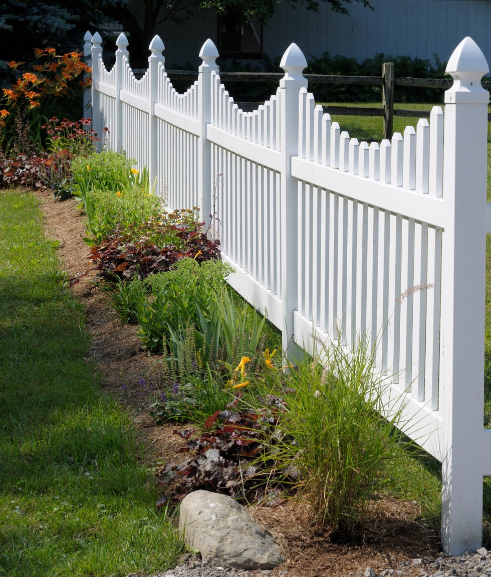 30 Decorative Garden Fence Ideas