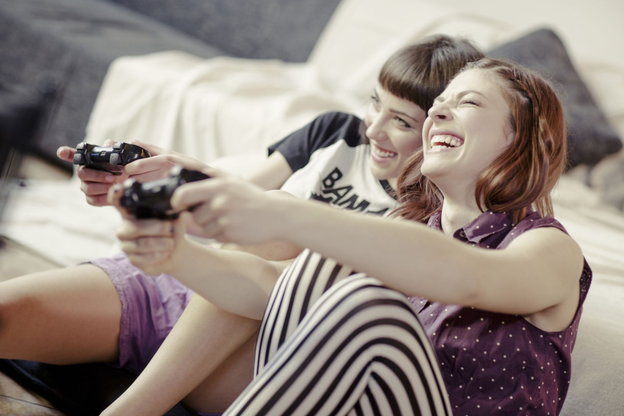 due ragazze che giocano con i videogame