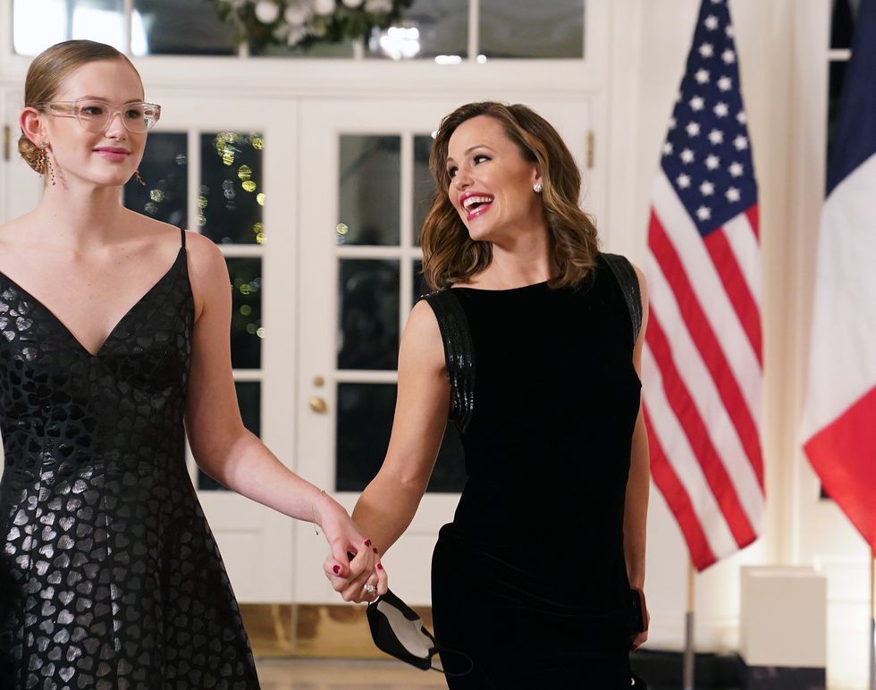 washington, dc   december 01 actress jennifer garner and her daughter violet arrive for the white house state dinner for french president emmanuel macron at the white house on december 1, 2022 in washington, dc the official state visit is the first for the biden administration photo by nathan howardgetty images