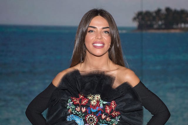 violeta mangriñán en uan foto de archivo con vestido negro en el plató de supervivientes