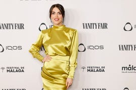 la influencer con un vestido en color vainilla