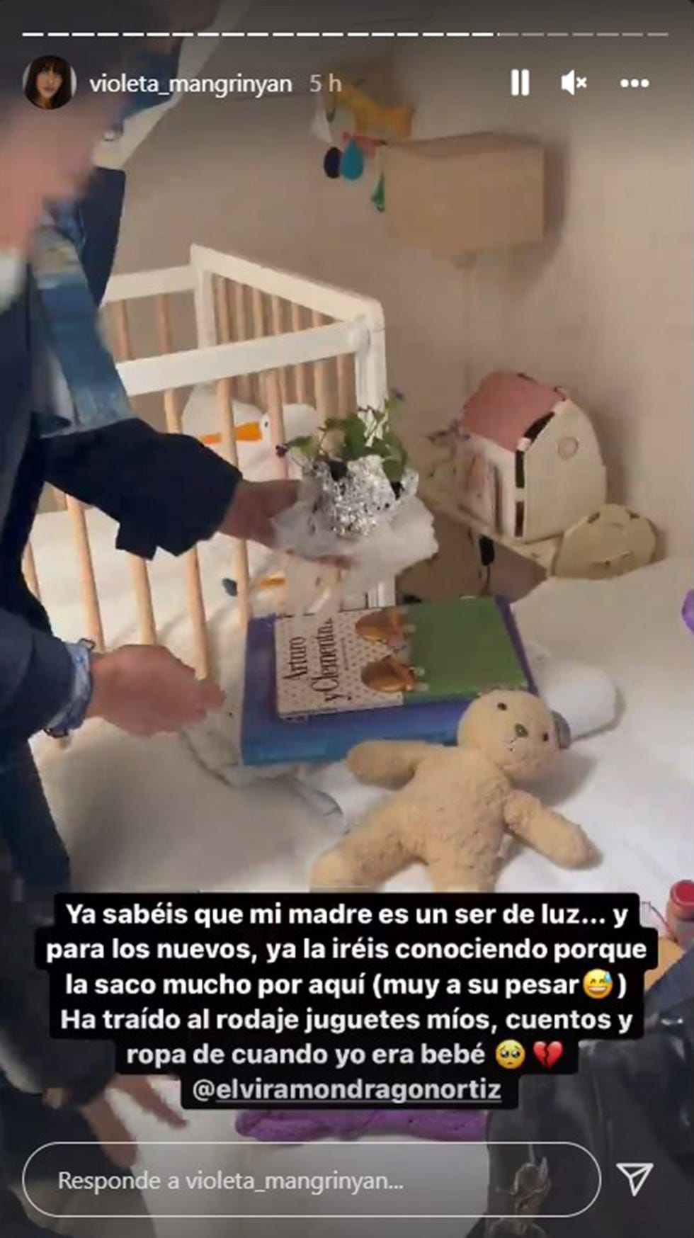 violeta mangriñán recibe un regalo de su madre para su bebé