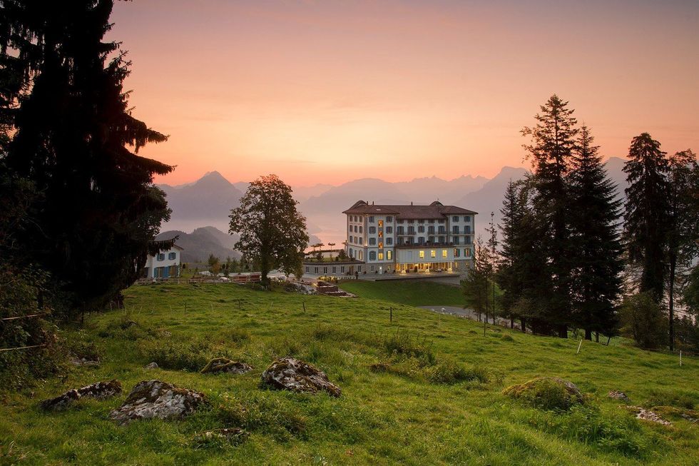 Hotel Villa Honegg gelegen in het hart van Zwitserland waar je het veelbesproken en fotogenieke buitenzwembad vindt
