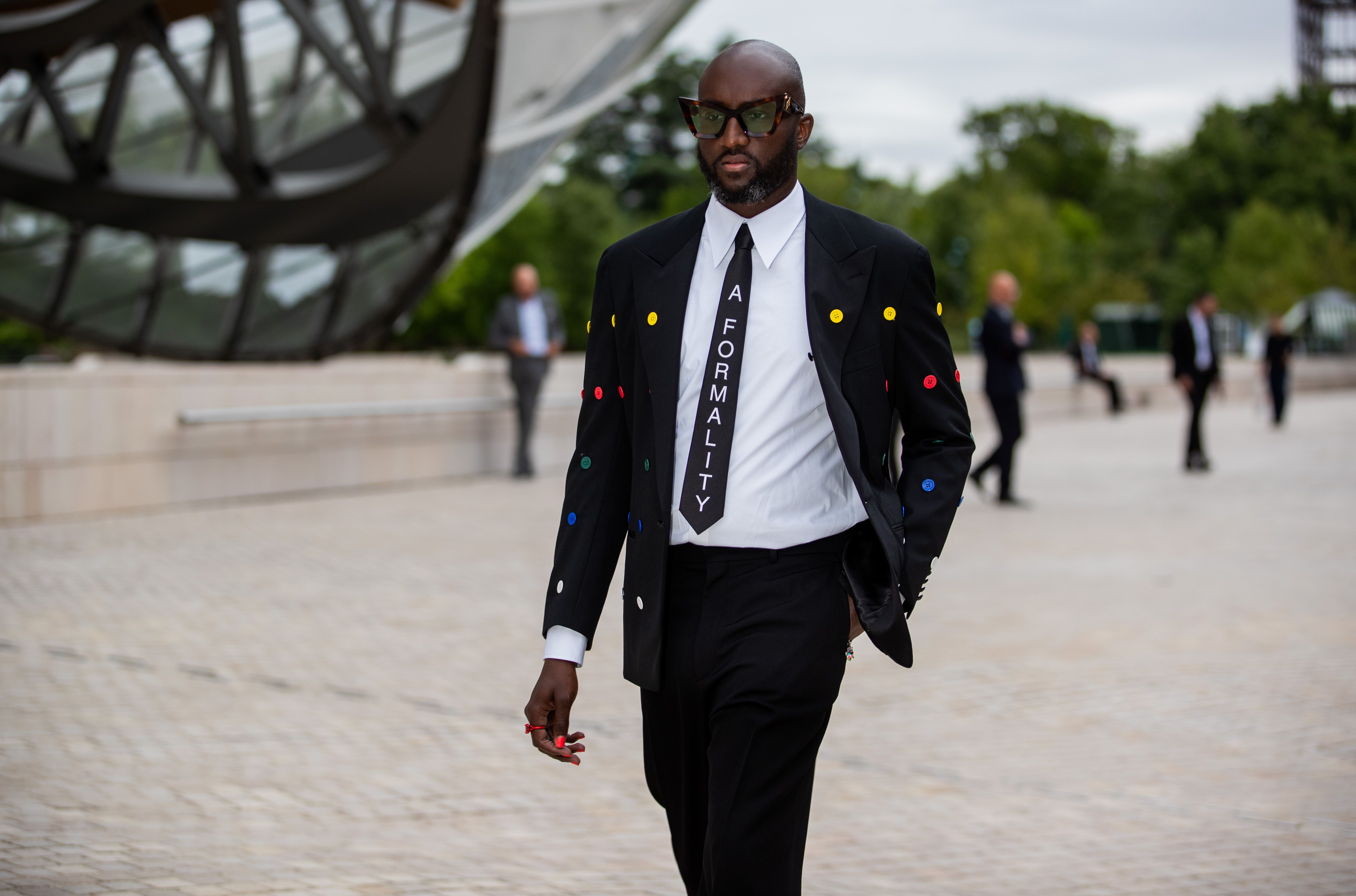 A la oficina con traje fucsia: así renueva Virgil Abloh la sastrería  tradicional para Louis Vuitton
