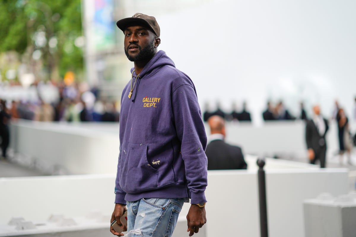 Virgil Abloh firma la nuova bottiglia ecofriendly di Evian (che sembra  presa a martellate)