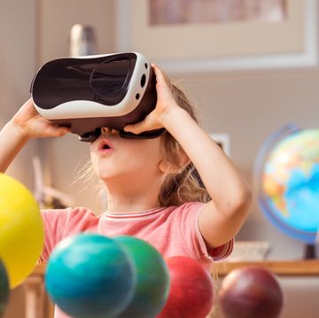 nina con gafas de realidad virtual jugando