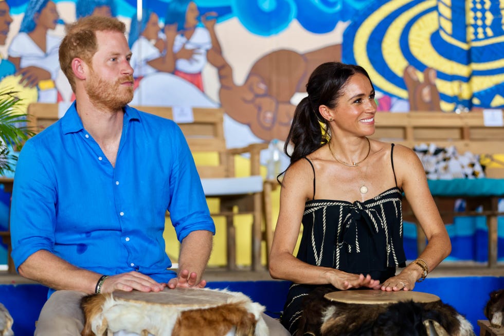 Meghan y Harry tocando la batería