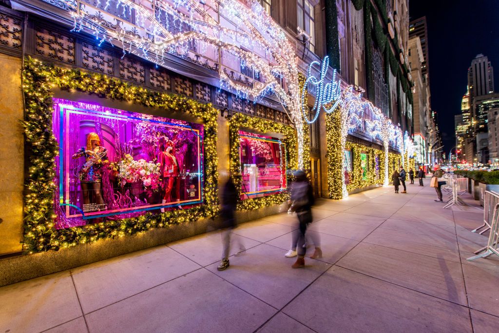 Saks Fifth Avenue right before kicking off their Christmas light show. Not  too shabby! : r/nyc