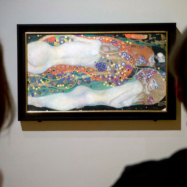 https://hips.hearstapps.com/hmg-prod/images/visitors-look-at-the-painting-water-serpents-ii-by-austrian-news-photo-1677014327.jpg?crop=0.668xw:1.00xh;0.178xw,0&resize=640:*