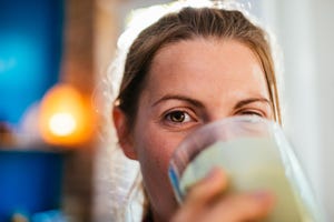 vrouw drinkt groene smoothie