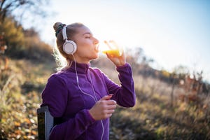 hardloper drinkt sinaasappelsap