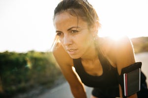 vrouw pauzeert tijdens hardlooprondje