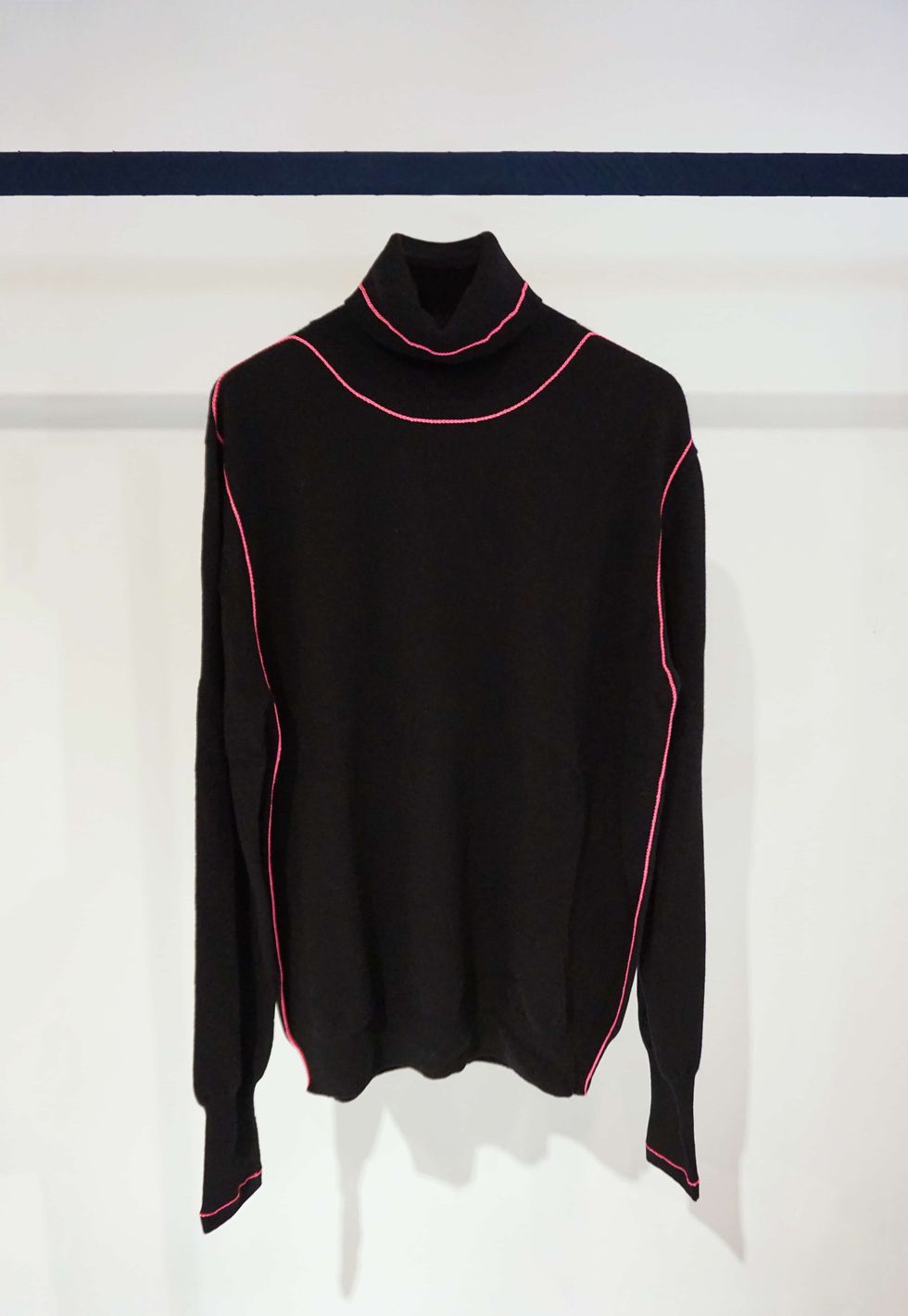 Clothing, Black, Sleeve, Outerwear, Long-sleeved t-shirt, Neck, Clothes hanger, T-shirt, Top, Sweater, 