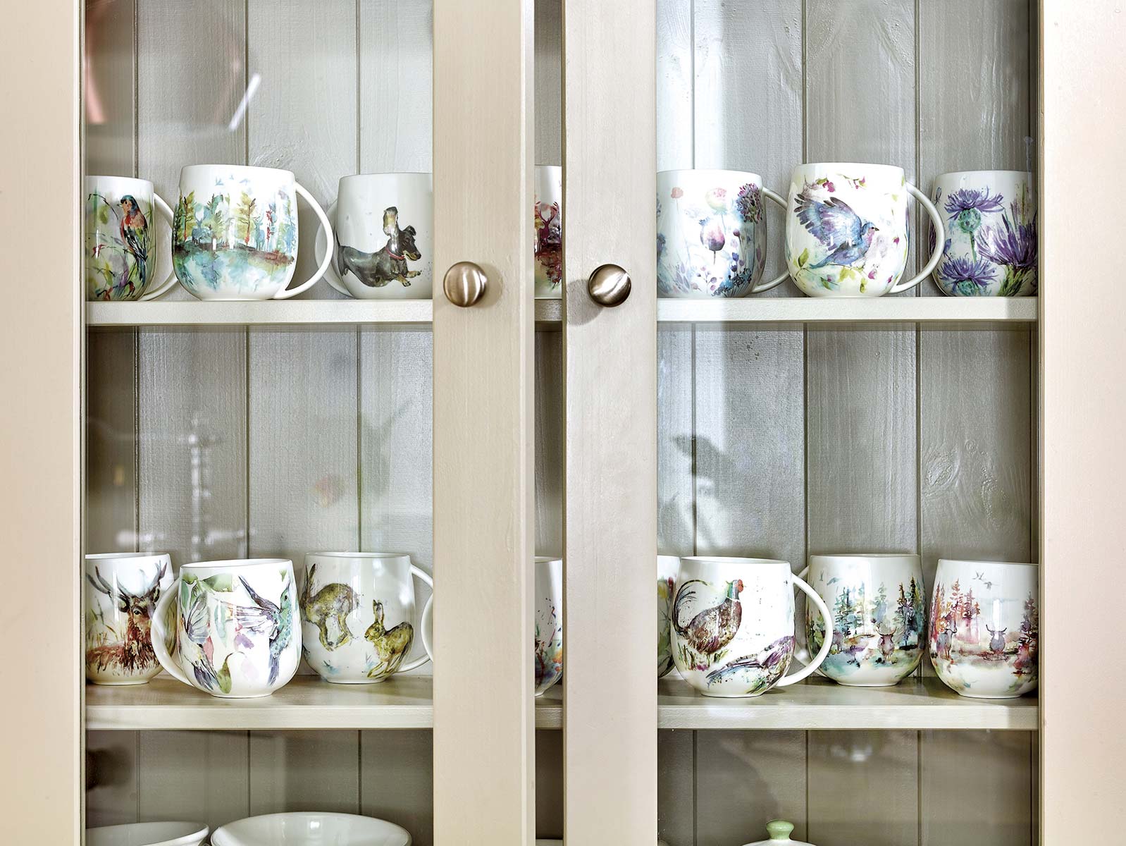 Colección de tazas en una vitrina