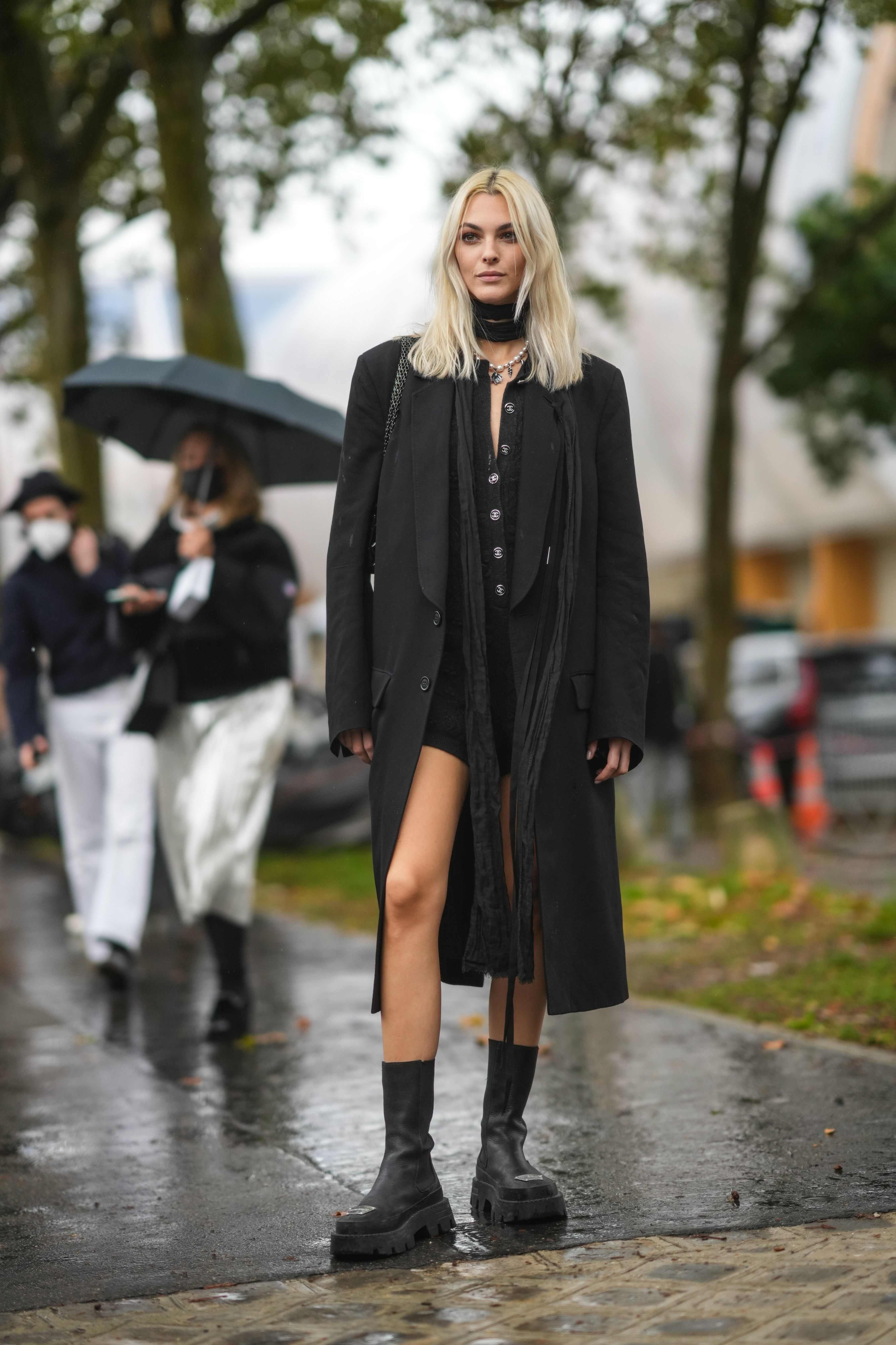 15 'looks' para vestir de negro con estilo este invierno