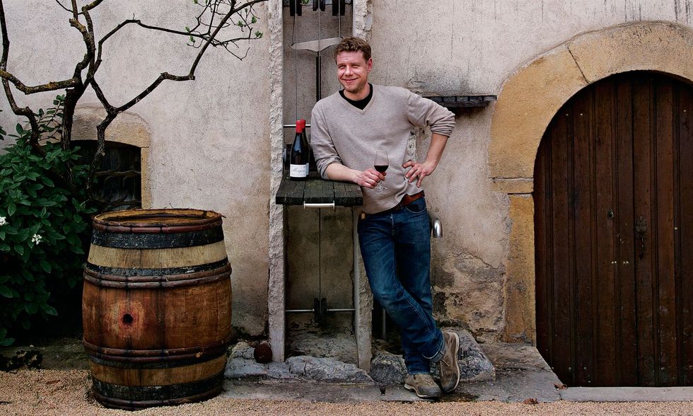 Mathieu Lapierre zoon van befaamde wijnmaker Marcel Lapierre geniet bij het familiebedrijf van een glaasje