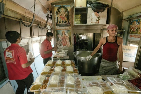 Open raampjes bieden weinig soelaas in de zinderende hitte van India in mei Aan boord worden thali  schotels met rijst daal en curry  direct in de coups aangeboden Helaas worden veel van de plastic bordjes na het eten uit het raam gegooid