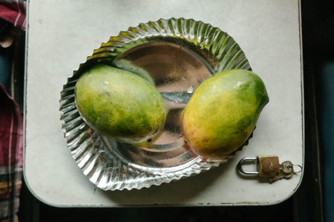 Verkopers lopen tijdens tussenstops snel door de coups en prijzen hun waar aan Mangos mangos mangos mangos