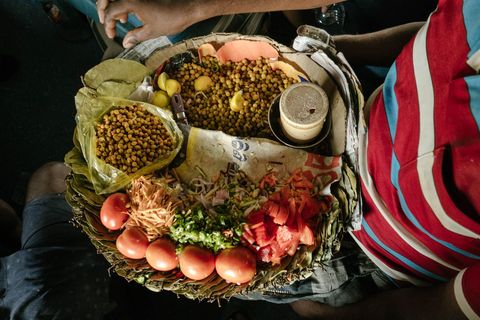 Een verkoper verkoopt chana masala een gerecht met kikkererwten aan eenieder die er twintig roepies voor wil betalen