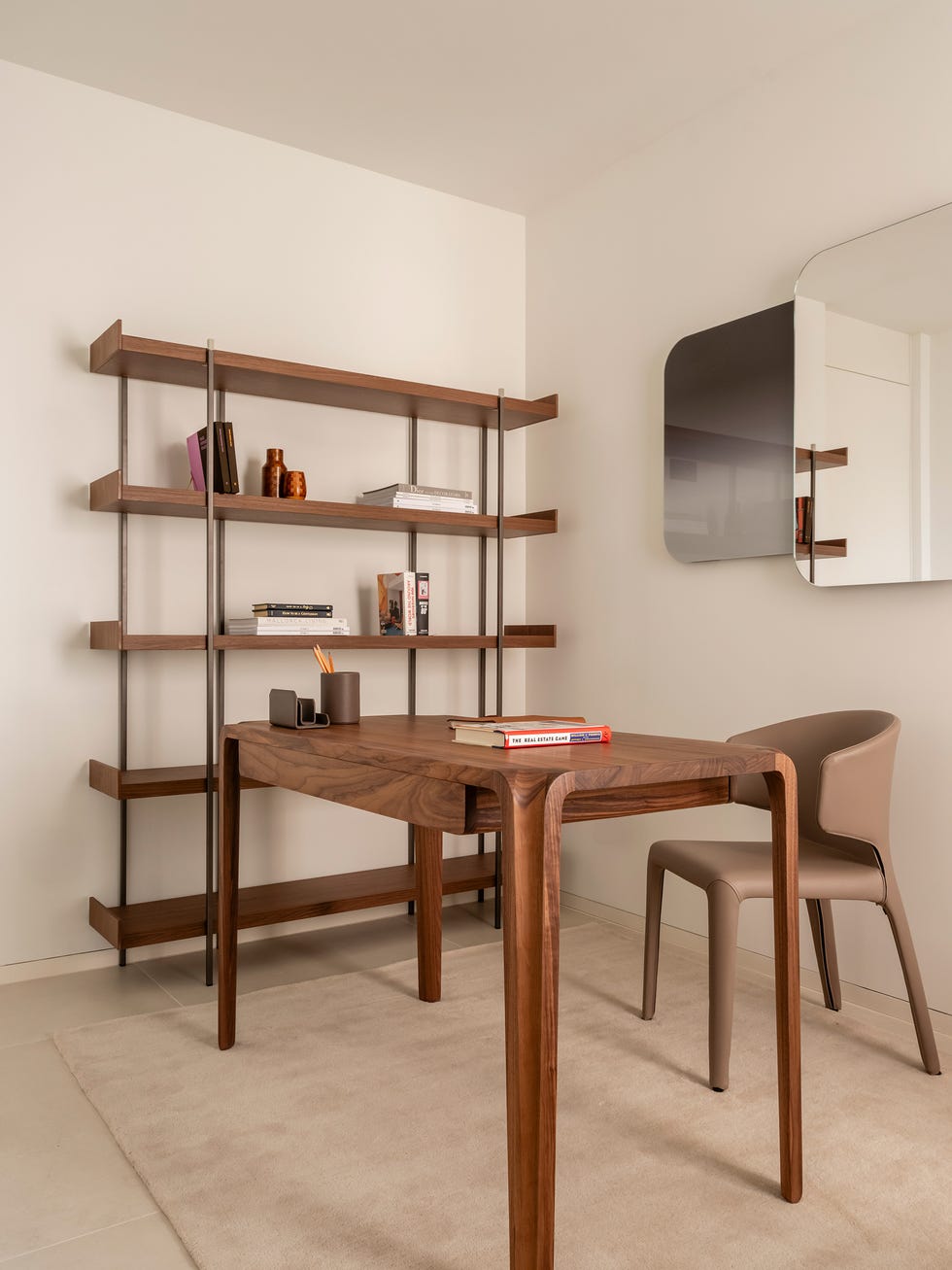 escritorio de madera, silla en color topo y estantería de madera y metal