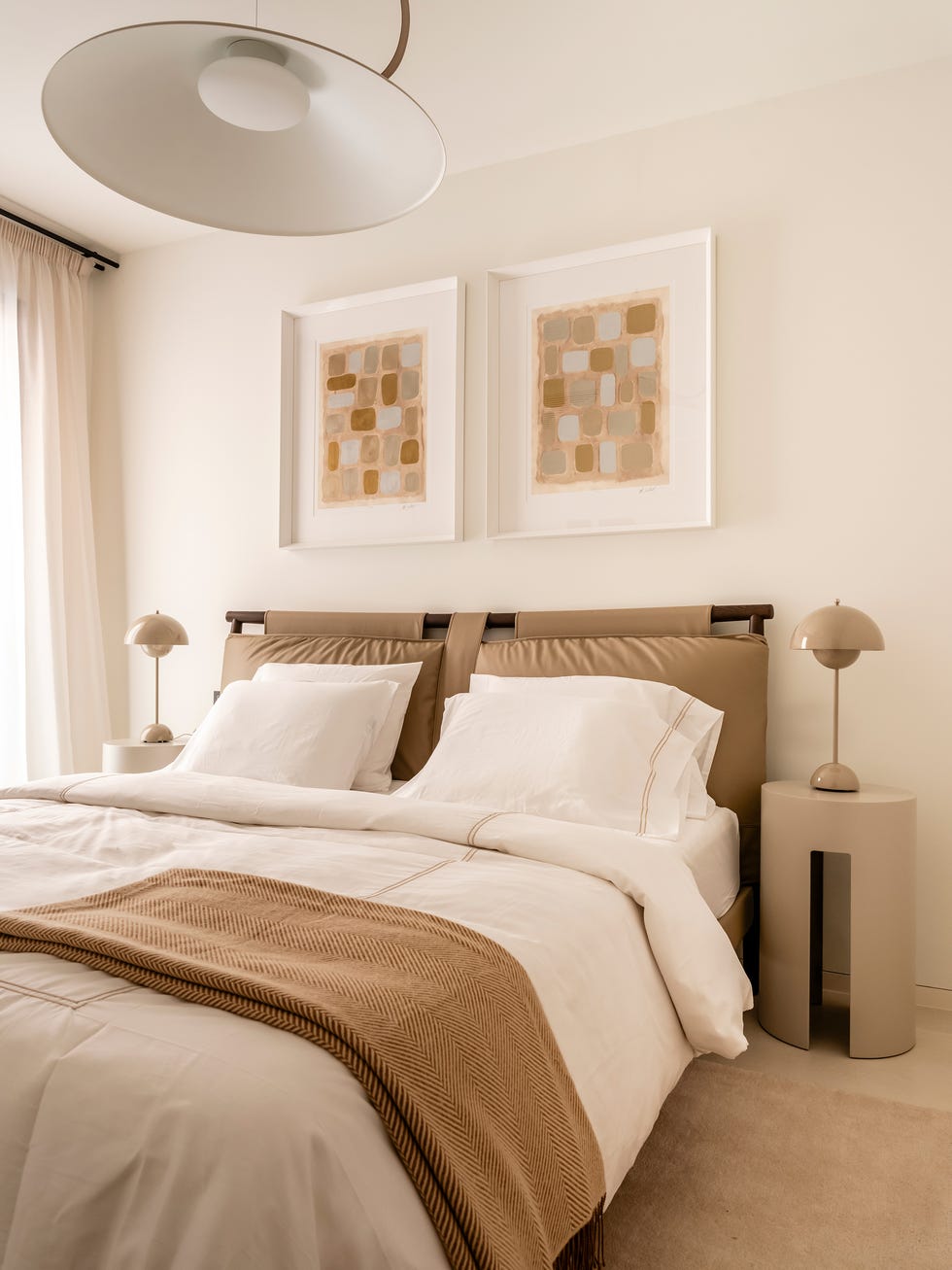 dormitorio con muebles y textiles en color topo