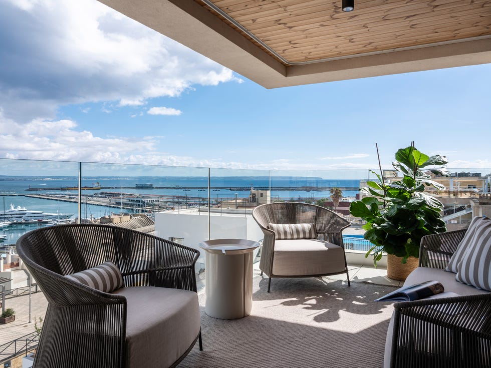 terraza con muebles de cuerda